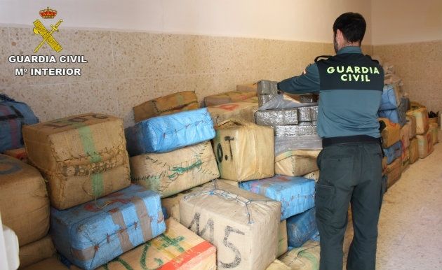 La Guardia Civil intercepta un pesquero portugués con más de 8 toneladas de hachís al sur de la provincia de Huelva