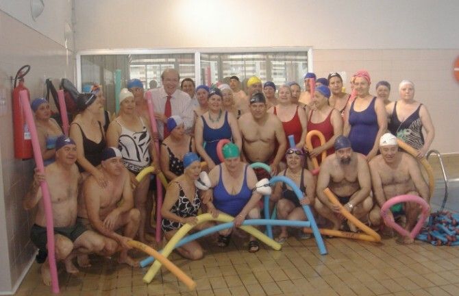 Más de 220 mayores se benefician de la campaña de natación del Ayuntamiento