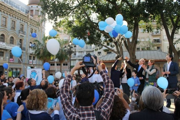 La plaza de las Monjas se tiñe de azul con motivo del Día Mundial del Autismo