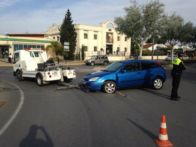 Se estrella frente al cuartelillo de la Policía Local tras saltarse un control de la Guardia Civil