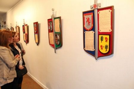 La historia y los escudos de los apellidos palmerinos más frecuentes en una exposición