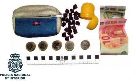 Detienen a un joven que ocultaba 23 trozos de hachís en un huevo Kinder en las proximidades de un colegio