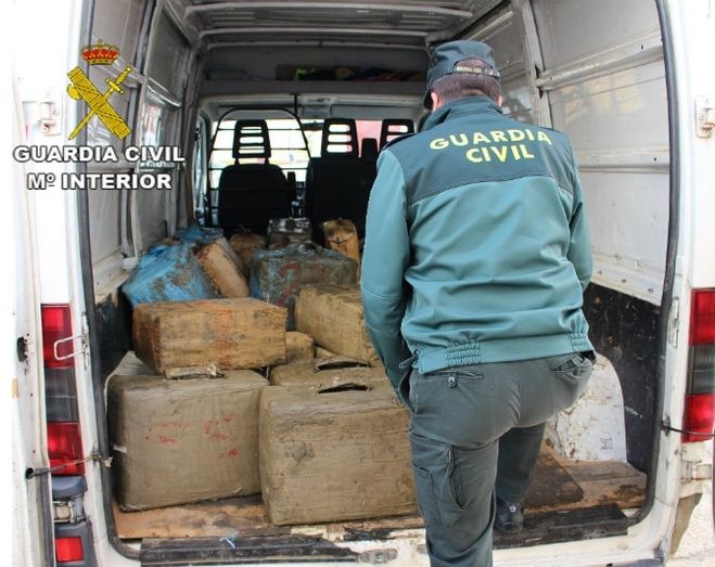 Detienen a cinco personas que descargaron hasta 41 fardos de hachís en la costa de Isla Cristina