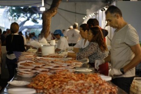 Unas 80.000 personas han pasado por la Feria de la Gamba, la Chirla y el Boquerón