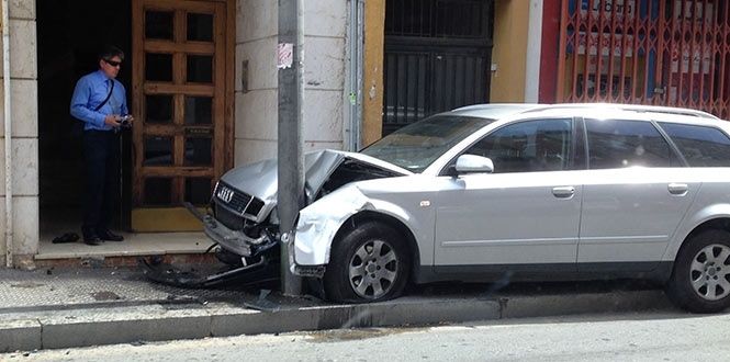 Un vehículo se estrella contra una farola en la avenida de Italia