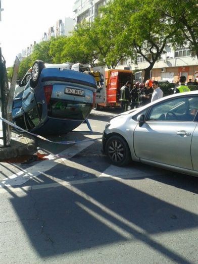 Dos heridos en un aparatoso accidente en la incorporación del puente a Punta Umbría