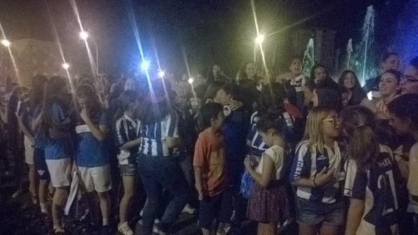Baño de masas del Sporting Huelva a su llegada a la capital