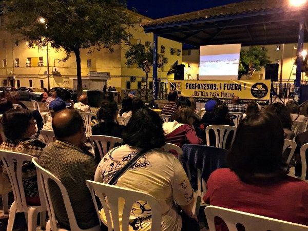 La Mesa de la Ría muestra a los vecinos de Pérez Cubillas su alternativa para la retirada de los fosfoyesos