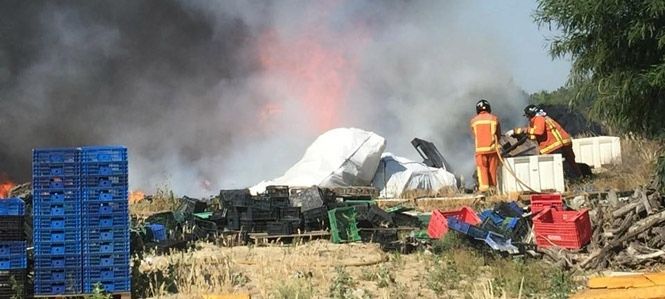 Bomberos extinguen un incendio en una finca entre El Rocío y Matalascañas