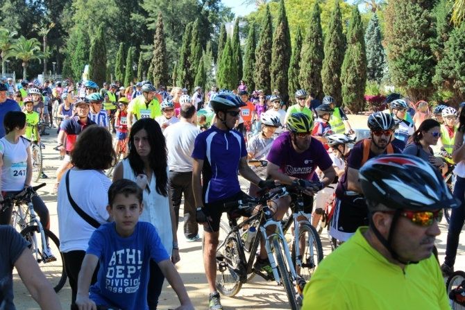300 personas pedalean contra la violencia de género