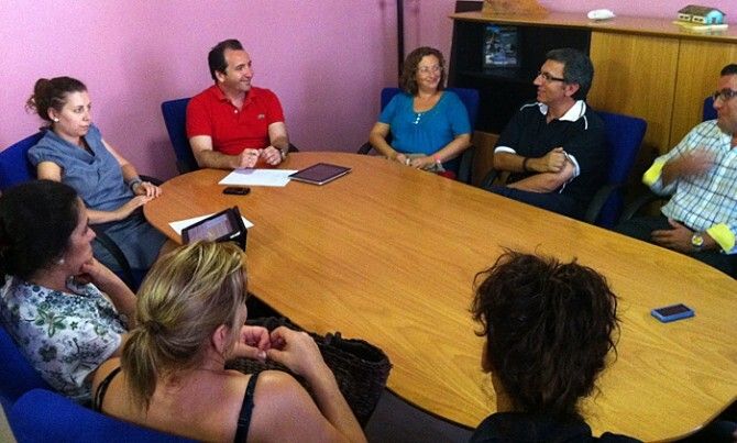 El alcalde de Almonte se reúne con empresarios del Rocío para dinamizar la aldea