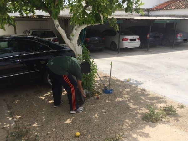 El runrún: Humillado por una escoba