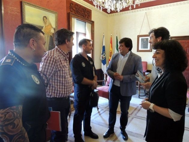 Gabriel Cruz recoge el testigo como embajador de los 'VI Juegos Europeos de Policías y Bomberos Huelva 2016'