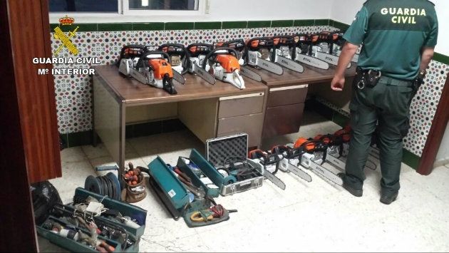 Detenidas cuatro personas que se dieron a la fuga tras robar 20 motosierras en Valverde del Camino