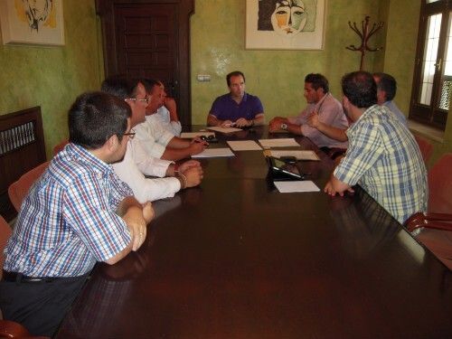 El alcalde se reúne con representantes de la Universidad Pablo de Olavide para poner en marcha la auditoría del Ayuntamiento