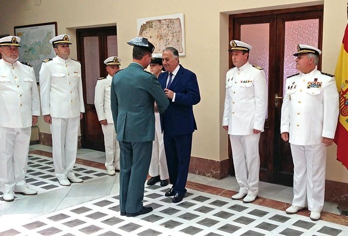 El subdelegado del Gobierno impone la Cruz del Mérito Naval al coronel de la Guardia Civil