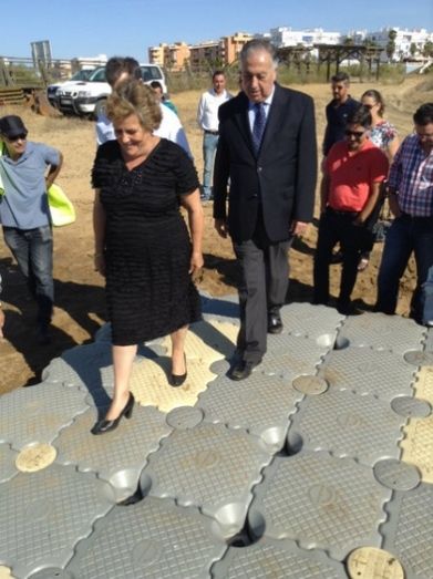 El Gobierno instala una pasarela provisional para acceder a la playa de La Gaviota de Isla Cristina