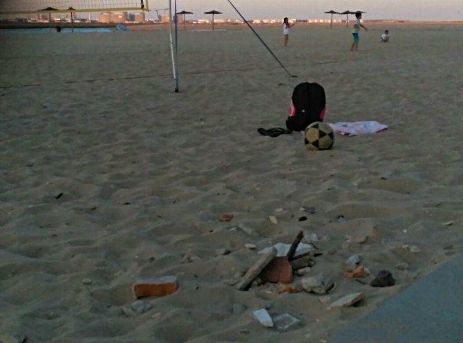 Escombros peligrosos para los amantes del deporte en la playa