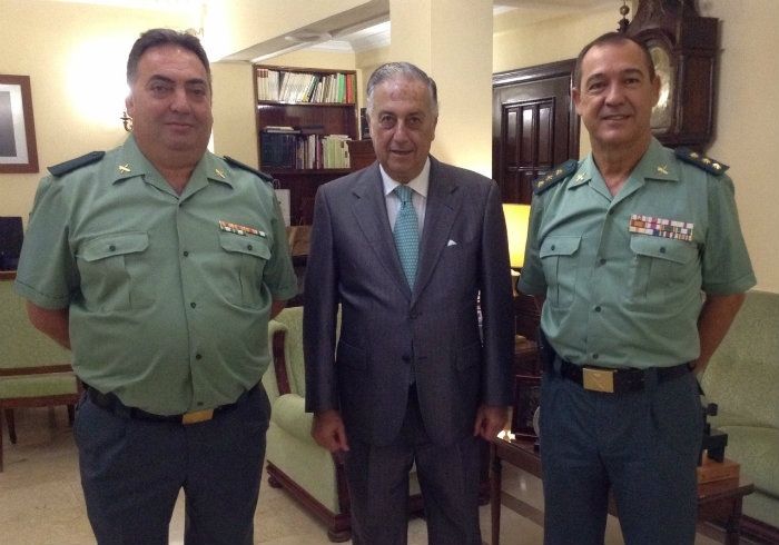 El subdelegado felicita al guardia civil onubense Francisco Valle por su condecoración