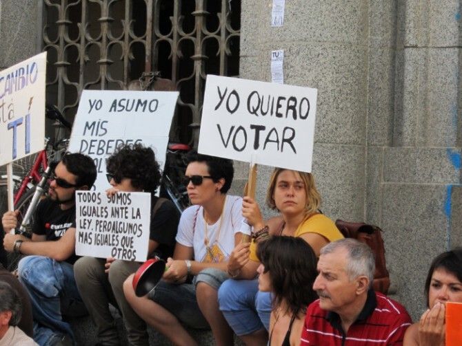 Un centenar de onubenses protesta contra las 'formas no democráticas' de reformar la Constitución
