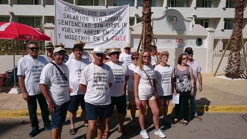 Concentración de ex trabajadores a las puertas del On Hotels Ocean Front de Matalascañas para reclamar sus salarios