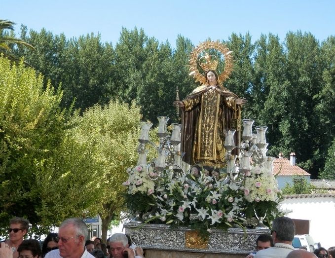 La devoción se desborda hacia la Virgen del Carmen embarazada de Galaroza