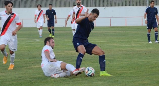Un doblete de Salvi Moya da la victoria al Decano frente al Cartaya (0-2)