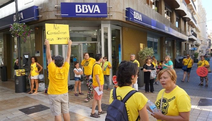 La PAH protesta ante una oficina de BBVA para que negocie con dos familias que perderán su casa