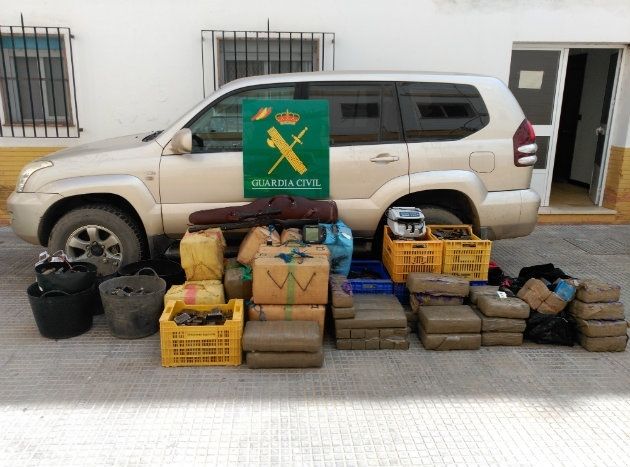 La Guardia Civil detiene a cinco personas y se incauta de casi una tonelada de hachís en Isla Cristina