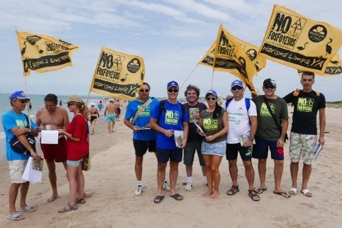 La Mesa de la Ría inicia su campaña de reparto por las playas de Huelva del nuevo 'fosfolleto'