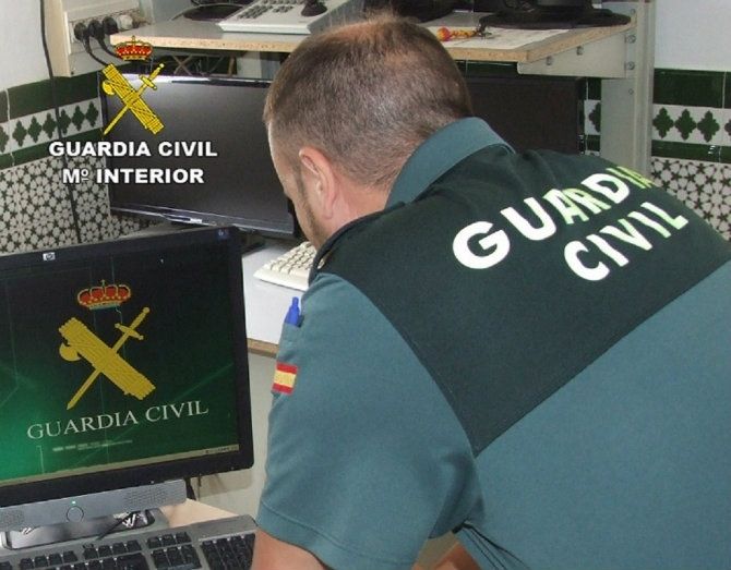 Detienen a una mujer que causó lesiones a otra al robarle el bolso mediante un ‘tirón’