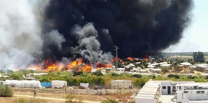 Un pavoroso incendio arrasa un campamento de inmigrantes en Lepe