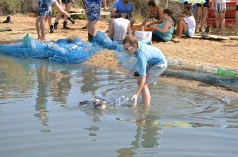 La Estación Biológica de Doñana muestra su labor a los más jóvenes en Marismas del Odiel