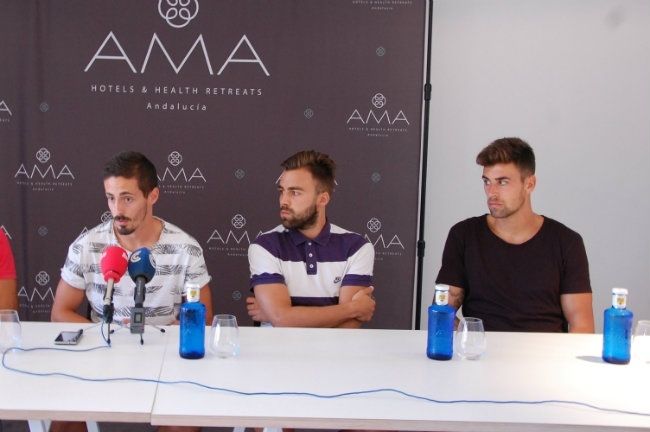 Isuardi, Chacopino y Nico Cháfer, presentados como nuevos jugadores del San Roque de Lepe