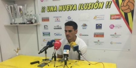Juanito confirma el fichaje del mediocentro Dani Fragoso y que Manu Ramírez se quedará cedido por el Recre