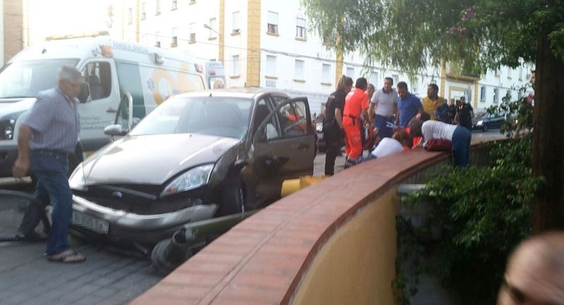 Siete personas heridas tras un accidente con invasión de acera junto a Hipercor