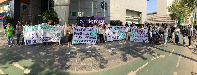 Podemos Huelva apoya a los afectados por los impagos de ayudas a la VPO en su protesta ante Fomento y Vivienda