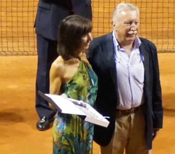 La madre de Carolina Marín agradece el reconocimiento del Recreativo de Tenis a su hija
