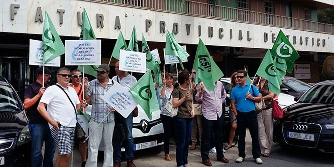 Tres de cada cuatro examinadores de Tráfico secunda la huelga en la segunda semana de paros en la DGT
