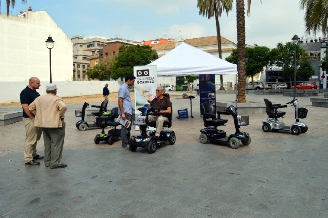 Ortopedia Gordillo exhibe sus últimos modelos de scooters en la plaza de la Soledad de Huelva