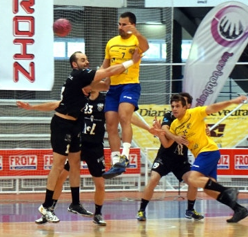 El PAN Moguer rescata con casta y fe un punto de Aguilar (29-29)