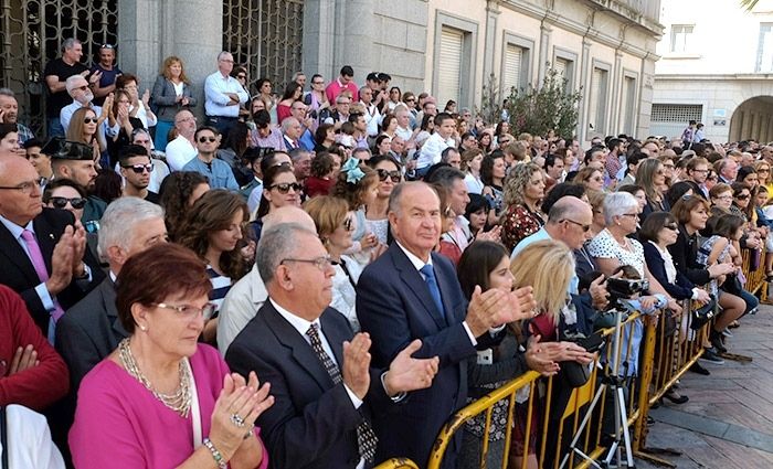 La Guardia Civil 'toma' la plaza de la Constitución para recibir el afecto de la capital