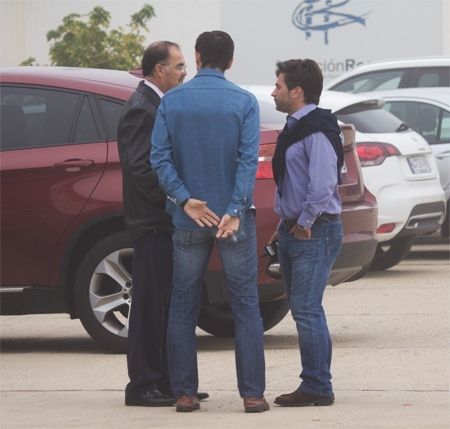 Sigue el surrealismo en el Recre: Ceballos no puede entrenar porque Domínguez aún no ha firmado el finiquito