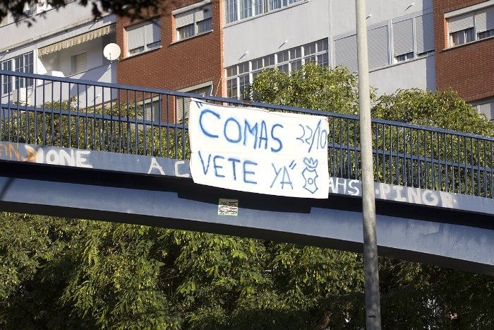 Mensajes contra Comas en la pasarela de El Molino