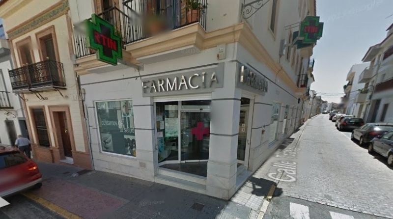 Dos encapuchados atracan con una navaja y una barra de hierro una farmacia de Lepe
