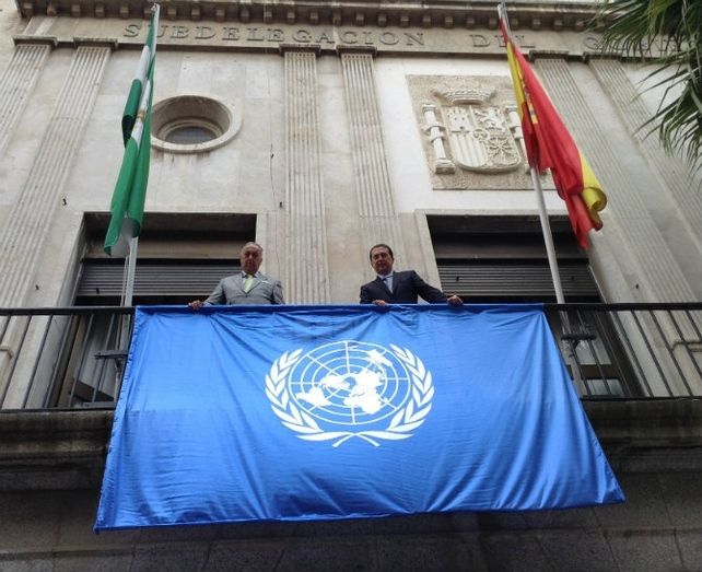 La bandera de la ONU ondea en la Subdelegación del Gobierno