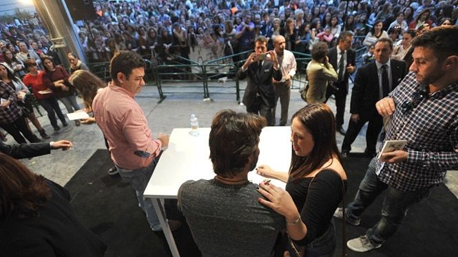 Cientos de onubenses arropan a Manuel Carrasco en la firma de su nuevo disco