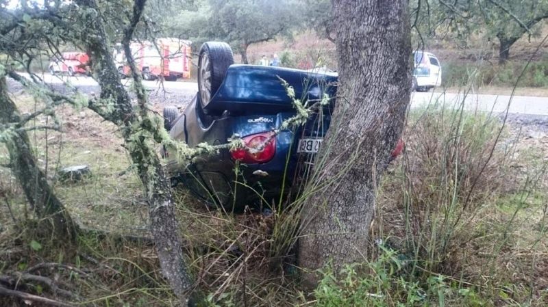 Dos personas heridas tras volcar con su coche en Zufre
