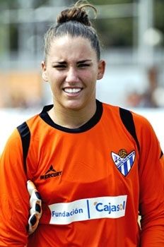 Sara Serrat ahonda en su vocación de maestra de porteros impartiendo un clinic en Navidad