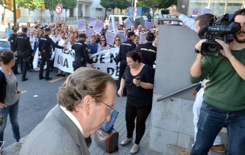 La Plataforma del centro de menores entrega más de 11.000 firmas y pide a gritos la dimisión al consejero de Justicia